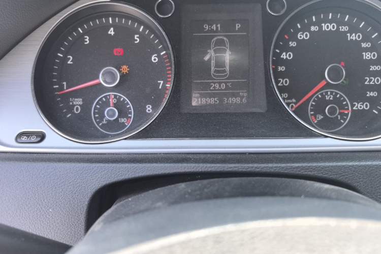 Used Volkswagen Magotan 2015 1.8TSI Advanced Model Odometer Close Up