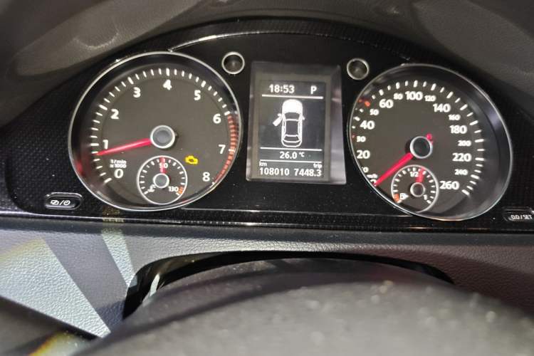 Used Volkswagen Magotan 2015 Facelift 1.8TSI Luxury Model Odometer Close Up