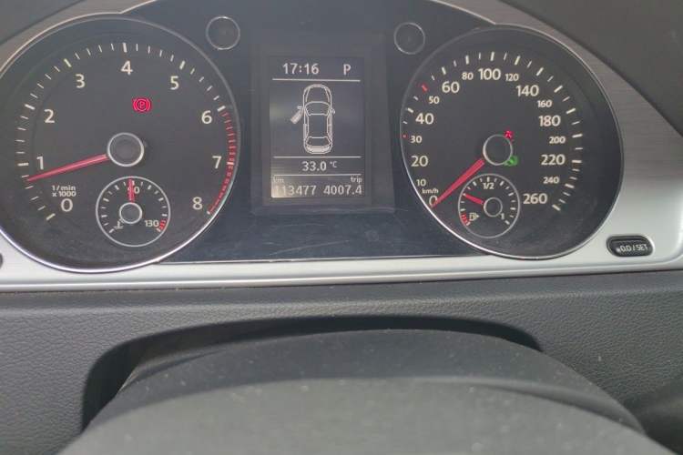 Used Volkswagen Magotan 2015 1.8TSI Advanced Model Odometer Close Up