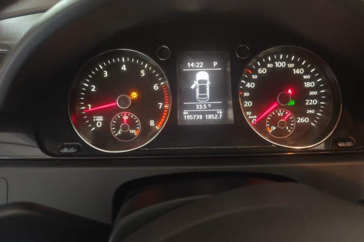 Used Volkswagen Magotan 2015 2.0 TSI Luxury Model Odometer Close Up