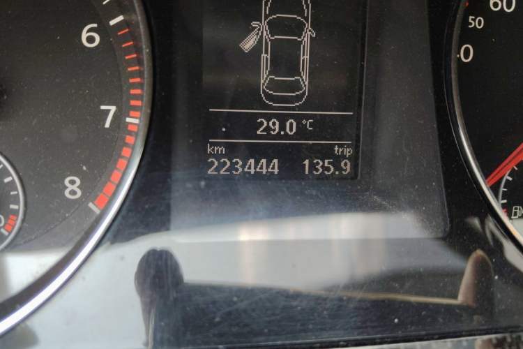 Used Volkswagen Magotan 2015 Revised Version 2.0 TSI Luxury Edition Odometer Close Up