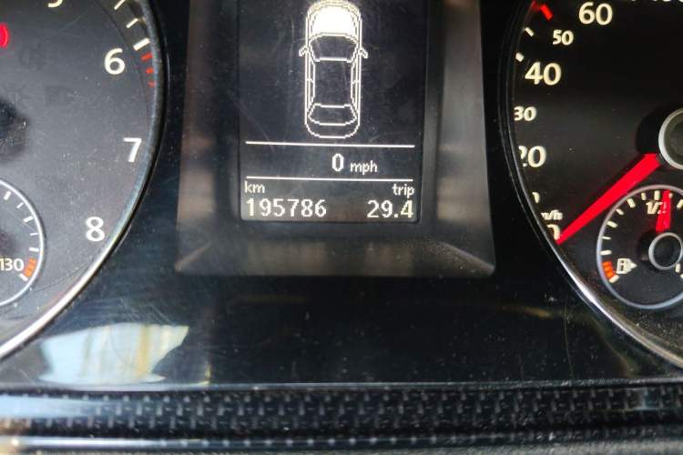 Used Volkswagen Magotan 2015 1.8TSI Luxury Model Odometer Close Up