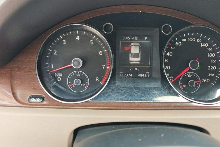 Used Volkswagen Magotan 2015 1.8TSI Prestige Model Odometer Close Up
