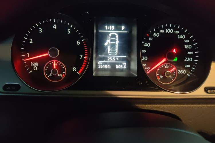 Used Volkswagen Magotan 2015 1.8TSI Advanced Model Odometer Close Up