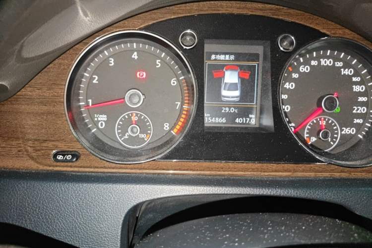 Used Volkswagen Magotan 2015 1.8TSI Prestige Model Odometer Close Up