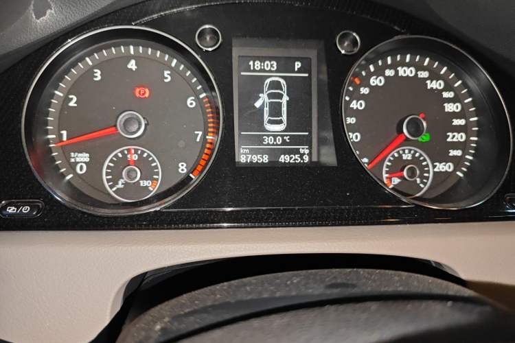 Used Volkswagen Magotan 2015 1.8TSI Luxury Model Odometer Close Up