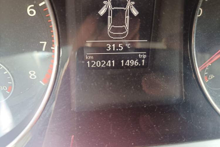 Used Volkswagen Magotan 2015 1.8TSI Advanced Model Odometer Close Up