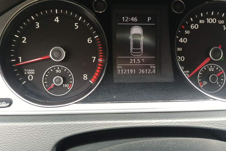 Used Volkswagen Magotan 2015 1.8TSI Advanced Model Odometer Close Up