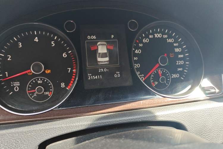 Used Volkswagen Magotan 2015 2.0 TSI Prestige Model Odometer Close Up