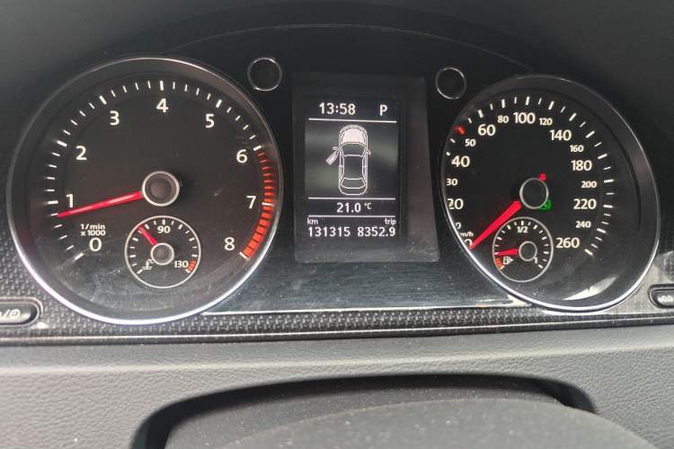 Used Volkswagen Magotan 2015 Revised Version 2.0 TSI Luxury Edition Odometer Close Up