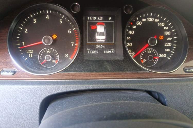 Used Volkswagen Magotan 2015 1.8TSI Prestige Model Odometer Close Up