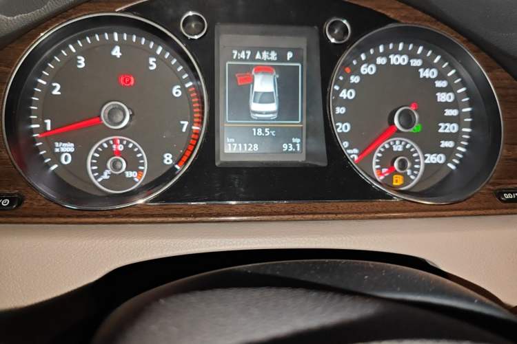 Used Volkswagen Magotan 2015 Revised Version 2.0 TSI Prestige Edition Odometer Close Up
