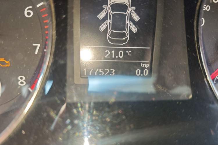 Used Volkswagen Magotan 2015 1.8TSI Luxury Model Odometer Close Up