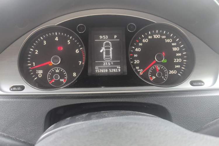 Used Volkswagen Magotan 2015 1.8TSI Advanced Model Odometer Close Up