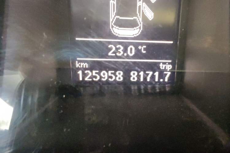 Used Volkswagen Magotan 2015 1.8TSI Advanced Model Odometer Close Up
