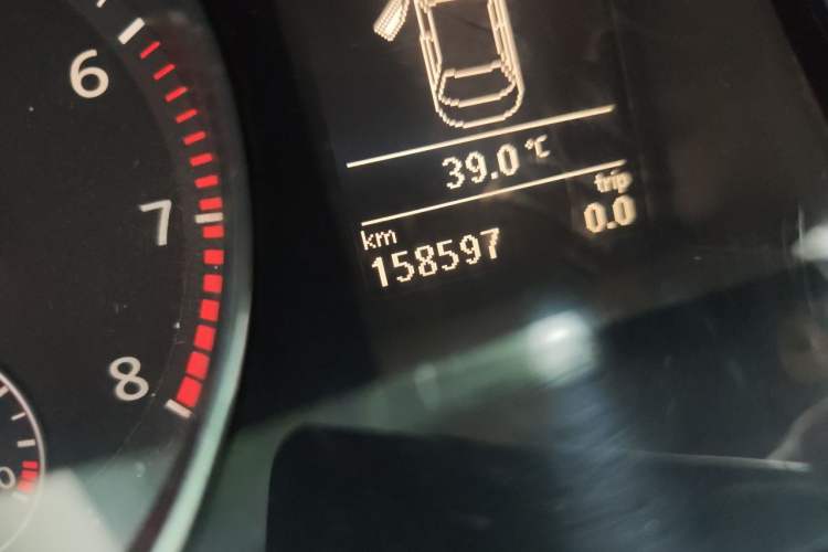 Used Volkswagen Magotan 2015 2.0 TSI Luxury Model Odometer Close Up