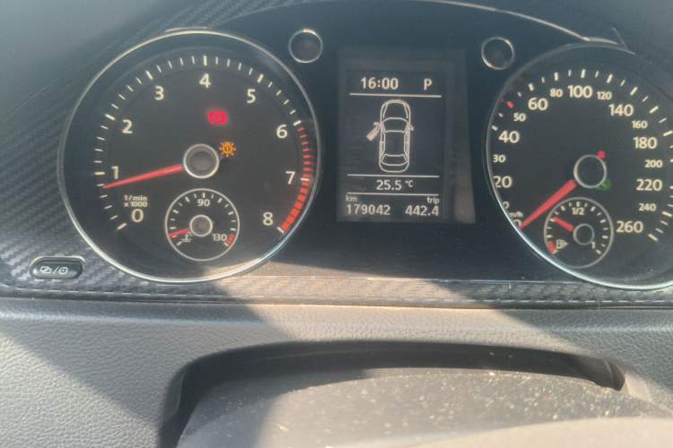 Used Volkswagen Magotan 2015 1.8TSI Advanced Model Odometer Close Up