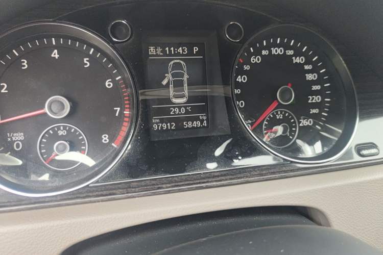 Used Volkswagen Magotan 2015 2.0 TSI Prestige Model Odometer Close Up