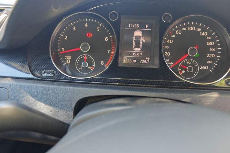 Used Volkswagen Magotan 2015 Facelift 1.8TSI Luxury Model Odometer Close Up