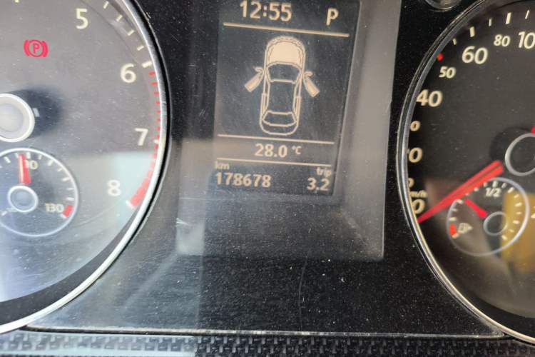 Used Volkswagen Magotan 2015 Facelift 1.8TSI Luxury Model Odometer Close Up