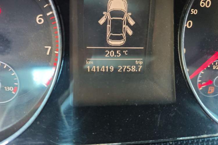 Used Volkswagen Magotan 2015 Facelift 1.8TSI Luxury Model Odometer Close Up