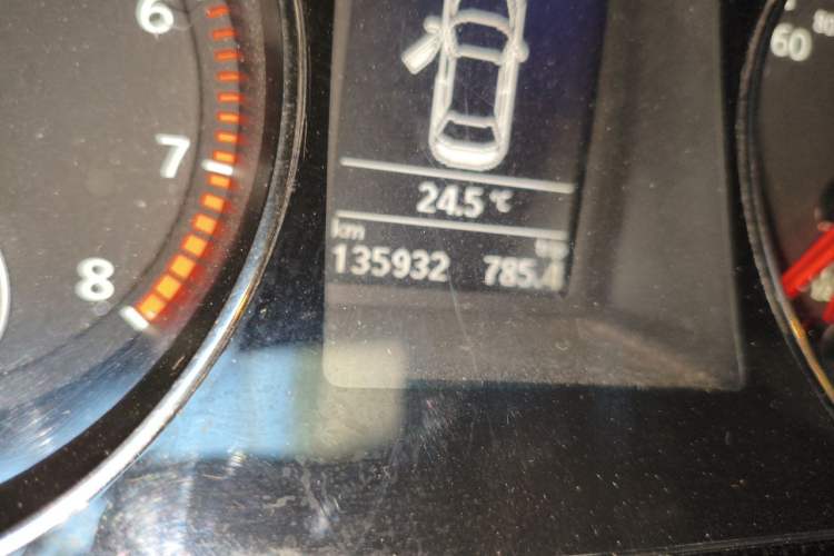 Used Volkswagen Magotan 2015 Facelift 1.8TSI Luxury Model Odometer Close Up