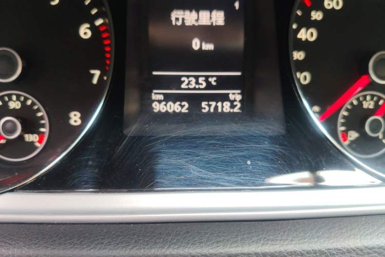 Used Volkswagen Magotan 2015 1.8TSI Advanced Model Odometer Close Up