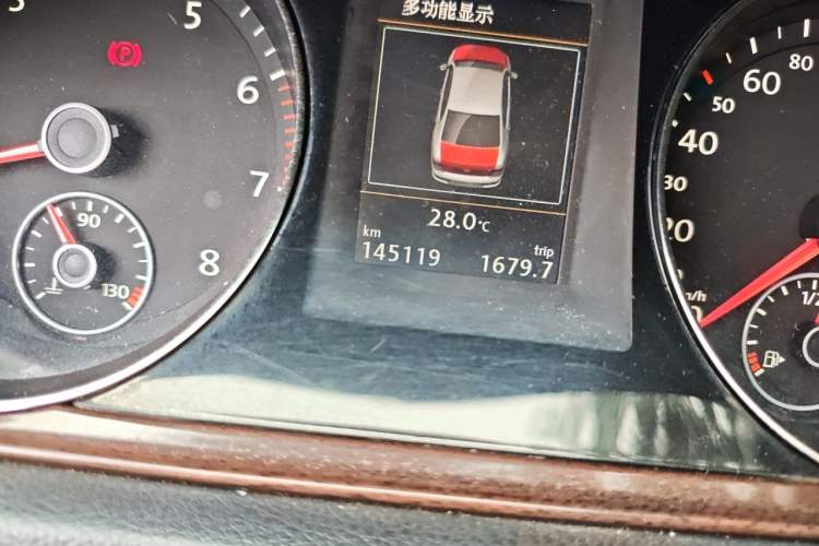 Used Volkswagen Magotan 2015 2.0 TSI Prestige Model Odometer Close Up