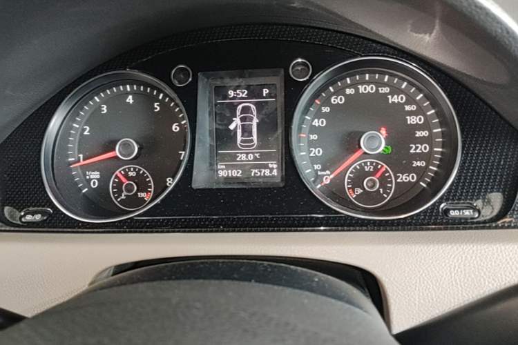 Used Volkswagen Magotan 2015 1.8TSI Luxury Model Odometer Close Up
