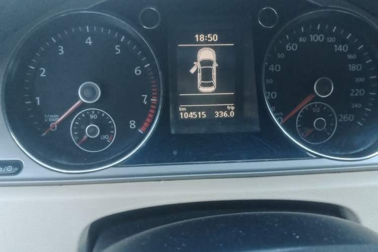 Used Volkswagen Magotan 2015 1.8TSI Advanced Model Odometer Close Up