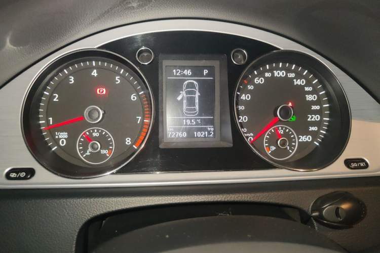 Used Volkswagen Magotan 2015 1.8TSI Advanced Model Odometer Close Up