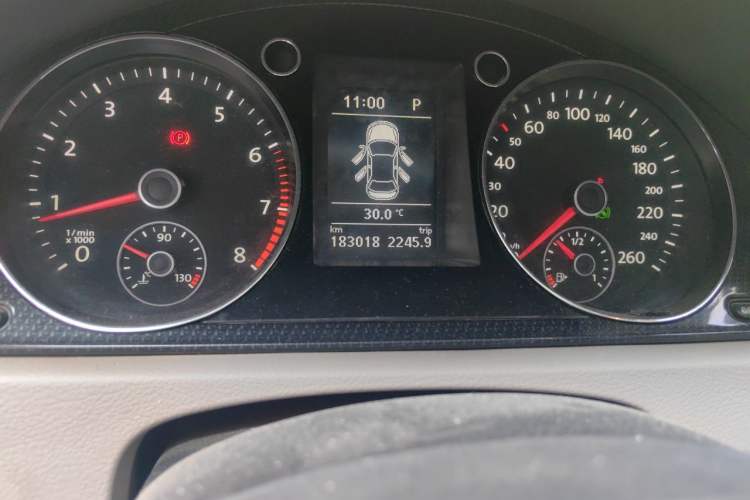 Used Volkswagen Magotan 2015 1.8TSI Luxury Model Odometer Close Up