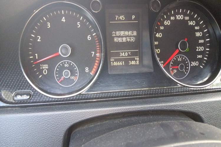 Used Volkswagen Magotan 2015 Revised Version 2.0 TSI Luxury Edition Odometer Close Up