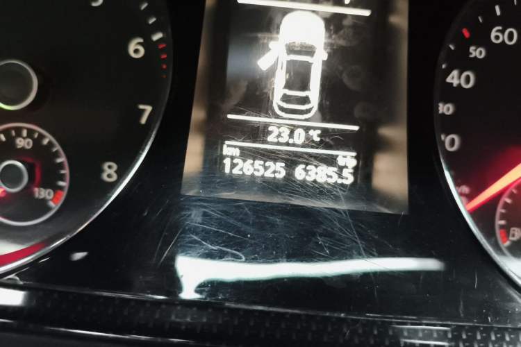 Used Volkswagen Magotan 2015 1.8TSI Luxury Model Odometer Close Up