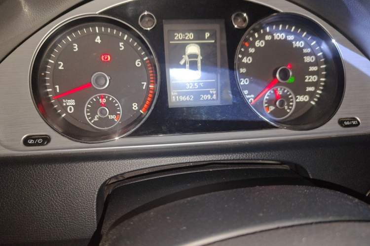 Used Volkswagen Magotan 2015 1.8TSI Advanced Model Odometer Close Up