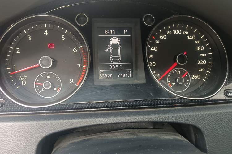 Used Volkswagen Magotan 2015 Facelift 1.8TSI Luxury Model Odometer Close Up