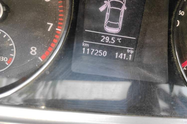 Used Volkswagen Magotan 2015 1.8TSI Advanced Model Odometer Close Up