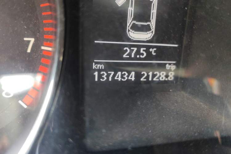 Used Volkswagen Magotan 2015 Facelift 1.8TSI Luxury Model Odometer Close Up