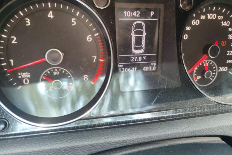 Used Volkswagen Magotan 2015 1.8TSI Luxury Model Odometer Close Up
