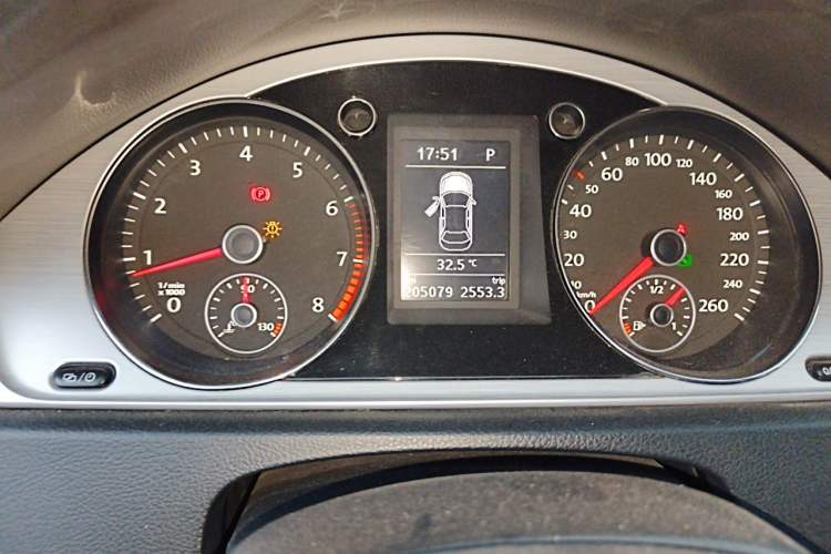 Used Volkswagen Magotan 2015 1.8TSI Advanced Model Odometer Close Up