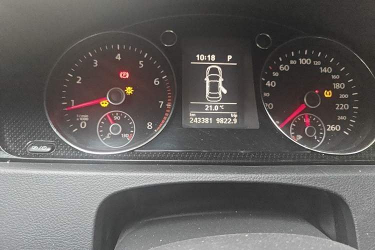 Used Volkswagen Magotan 2015 2.0 TSI Luxury Model Odometer Close Up