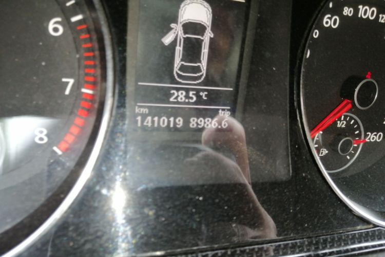 Used Volkswagen Magotan 2015 1.8TSI Luxury Model Odometer Close Up