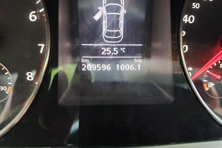 Used Volkswagen Magotan 2015 1.8TSI Luxury Model Odometer Close Up