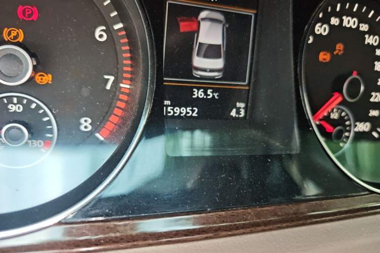 Used Volkswagen Magotan 2015 Revised 1.8TSI Prestige Version Odometer Close Up