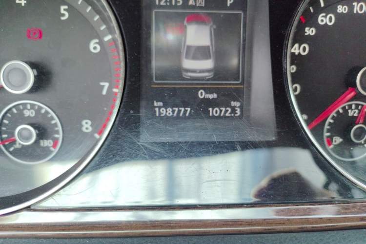 Used Volkswagen Magotan 2015 2.0 TSI Prestige Model Odometer Close Up