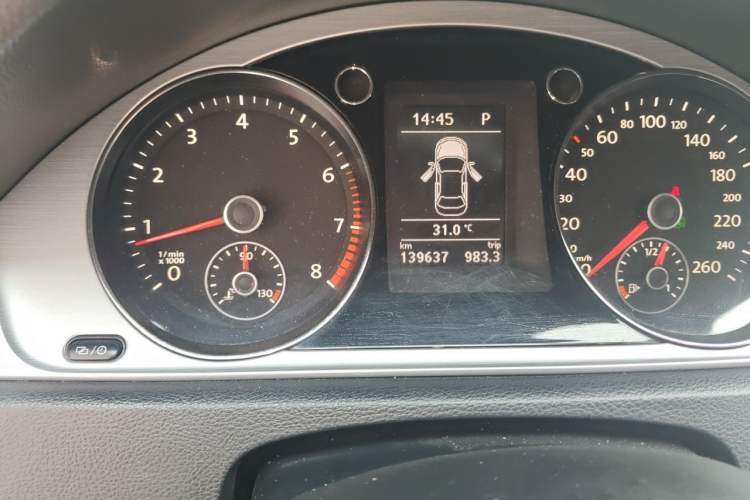 Used Volkswagen Magotan 2015 1.8TSI Advanced Model Odometer Close Up