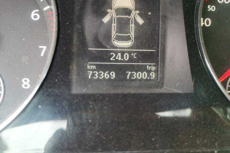 Used Volkswagen Magotan 2015 1.8TSI Luxury Model Odometer Close Up