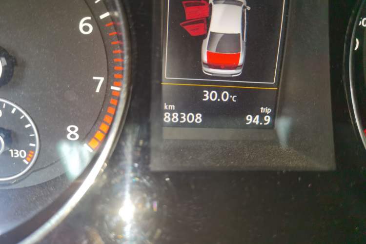 Used Volkswagen Magotan 2015 2.0 TSI Prestige Model Odometer Close Up