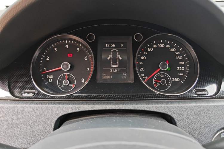 Used Volkswagen Magotan 2015 Facelift 1.8TSI Luxury Model Odometer Close Up