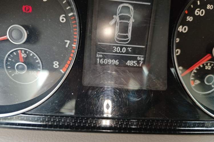 Used Volkswagen Magotan 2015 Facelift 1.8TSI Luxury Model Odometer Close Up